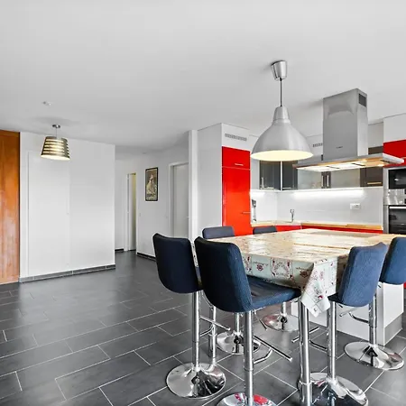 Saturne 103 Sur La Place Du Village A