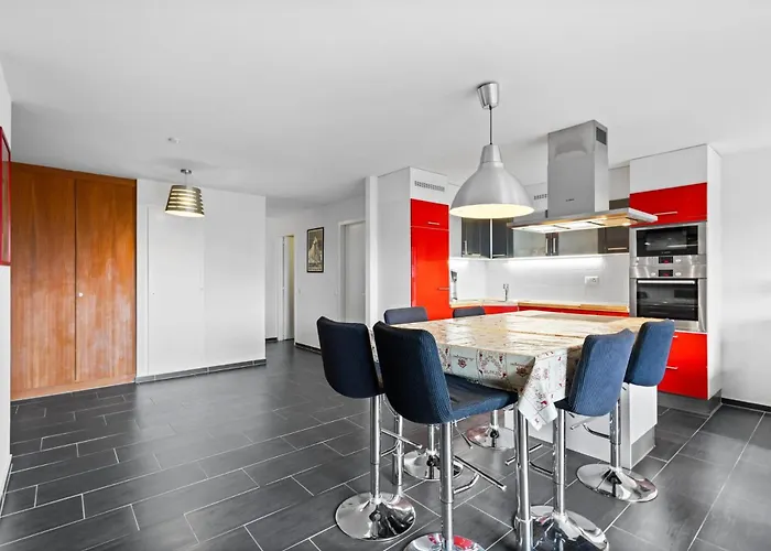 Saturne 103 Sur La Place Du Village A