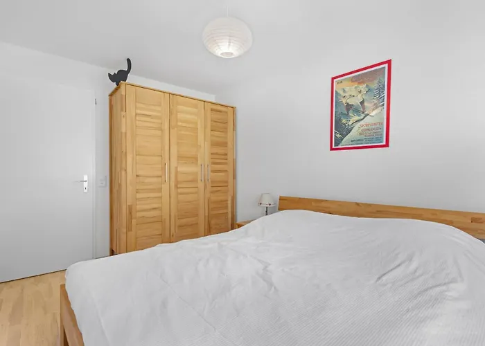 Saturne 103 Sur La Place Du Village A