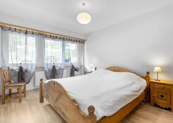 Saturne 103 Sur La Place Du Village A