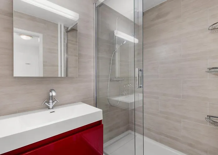 Saturne 103 Sur La Place Du Village A